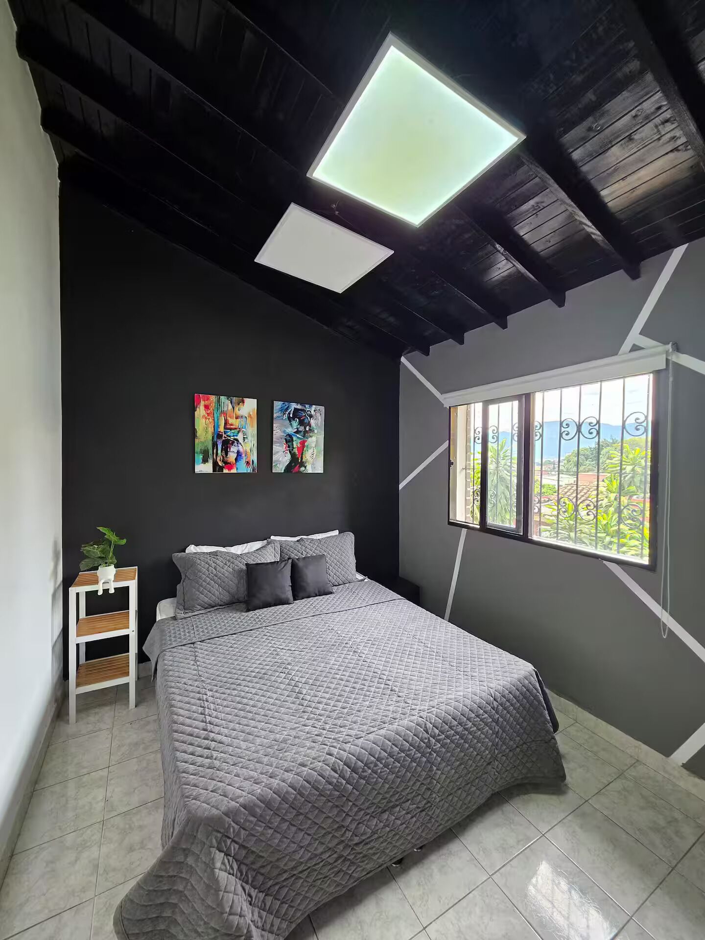 8 slaapkamers, een strijkplank/strijkijzer, wifi, beddengoed