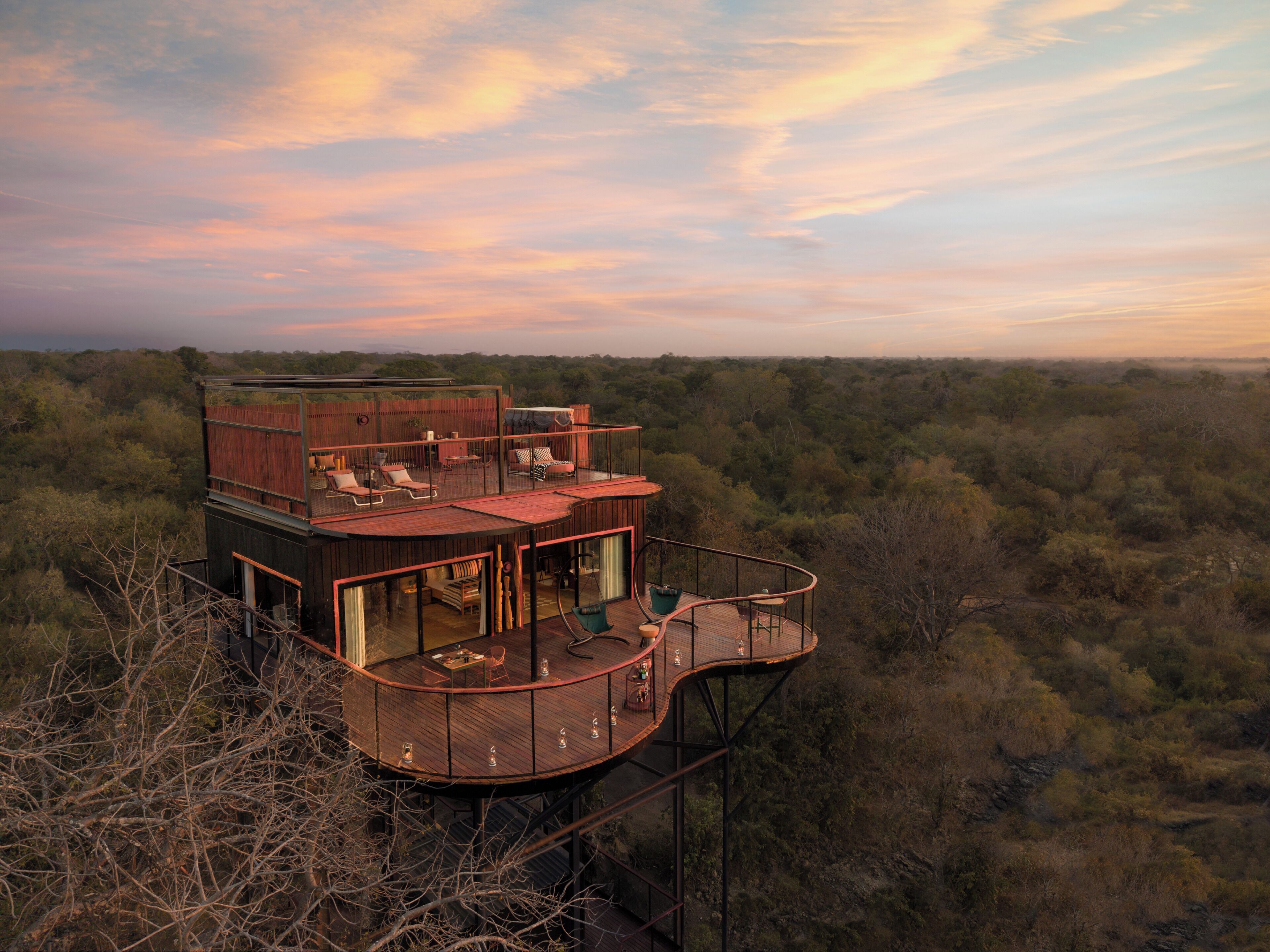 Un immeuble en bois de grande hauteur, doté de nombreux balcons, offrant une vue panoramique sur un paysage boisé.