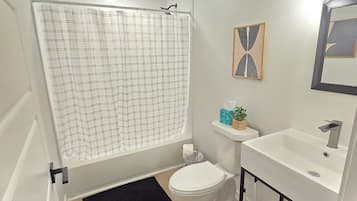 Serviettes fournies, savon, papier toilette