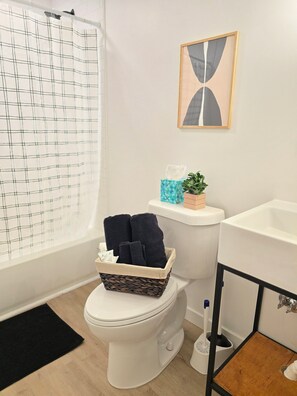 Serviettes fournies, savon, papier toilette