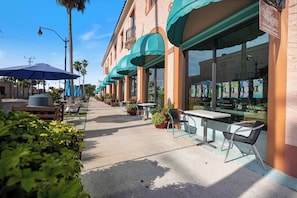 Outdoor dining - Casa del Sol - Venice Island Beach Escape (Venice)