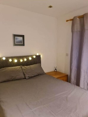 2 bedrooms, bed sheets - Ally's townhouse in Bandon (Bandon)