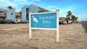 Un panneau indiquant la direction des îles Leeward, avec une vue sur la plage.