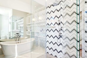 Dusche, Haartrockner, Bidet, Handtücher