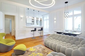 Ein modernes Interieur mit Essbereich, Küche und Sitzgelegenheiten.