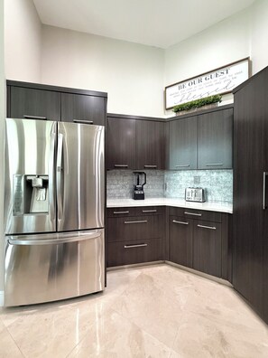 Private kitchen - Diamond Retreat 4-bedroom Estate home in Parkland, FL (Parkland)