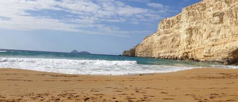 Playa en los alrededores, camastros y toallas de playa