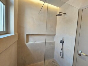 シャワー、ヘアドライヤー、タオル、石鹸