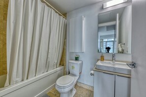 Grand Condo | Bathroom - Central Rise Lofts (Toronto)