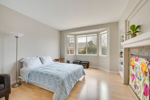 6 habitaciones, escritorio y tabla de planchar con plancha 