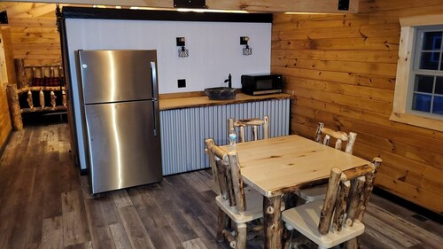 Beautiful 1-bedroom cabin with AC overlooking swim pond - Cabin #2