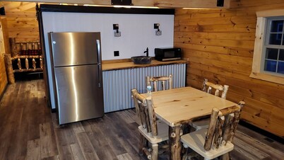 Beautiful 1-bedroom cabin with AC overlooking swim pond - Cabin #2