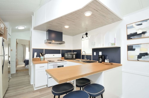 Relaxing retreat w/ pool & BBQ grill