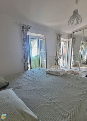 1 bedroom, iron/ironing board, free WiFi, bed sheets - Au Nid d'Azur, historic center of Menton - Sea view (Menton)