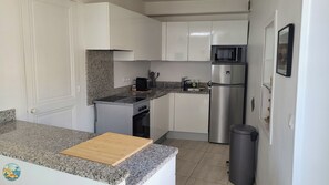 Fridge, microwave, oven, stovetop - Au Nid d'Azur, historic center of Menton - Sea view (Menton)