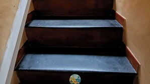 Eine Treppe mit Handlauf, die zu einer Empore führt.