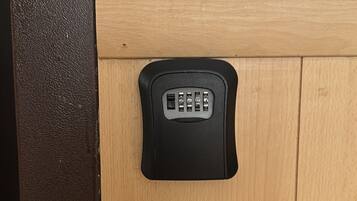 Uma porta com fechadura eletrônica por teclado numérico.