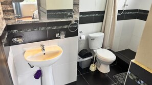 A bathroom with a sink, toilet, and shower. - Santa Ana Home, ideal para tu viaje en grupo o familia. (Cusco)