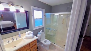 Hair dryer, bidet, towels, soap - Spacious and modern 4-bedroom house with central AC (Fayetteville)