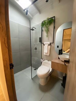 Shower, hair dryer, towels, soap - Boro House 6BR w/4Jacuzzis in Laureles (Medellín)