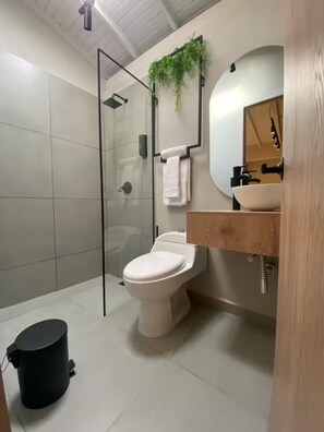 Shower, hair dryer, towels, soap - Boro House 6BR w/4Jacuzzis in Laureles (Medellín)