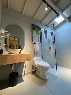 Shower, hair dryer, towels, soap - Boro House 6BR w/4Jacuzzis in Laureles (Medellín)