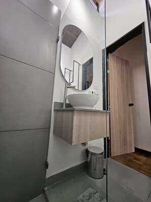 Shower, hair dryer, towels, soap - Magic Naranjo House 3BR w/AC & jacuzzi in Laureles (Medellín)