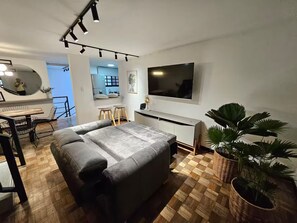 Interior - Magic Naranjo House 3BR w/AC & jacuzzi in Laureles (Medellín)