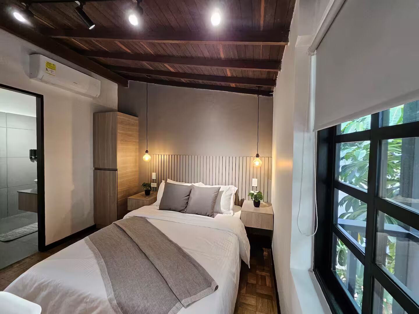 3 bedrooms, iron/ironing board, internet, bed sheets