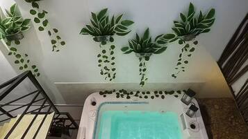 Indoor spa tub