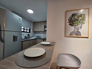 Private kitchen - Magic Naranjo House 3BR w/AC & jacuzzi in Laureles (Medellín)