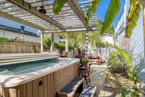 Outdoor dining - Coastal Casa – Harbor Vibes + Close to the Beach! (Santa Cruz)