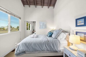 3 bedrooms, iron/ironing board, WiFi, bed sheets - Coastal Casa – Harbor Vibes + Close to the Beach! (Santa Cruz)