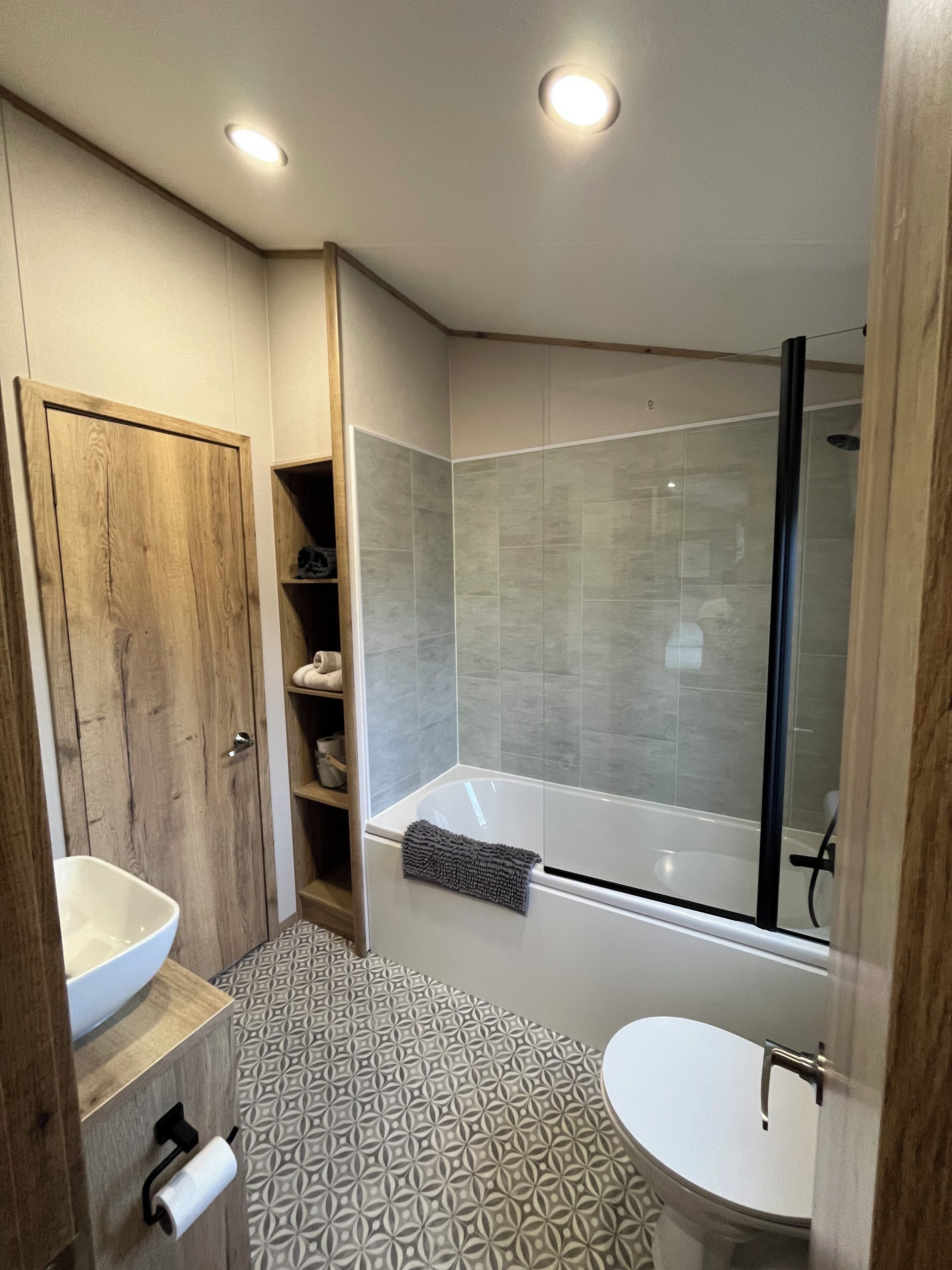 Douche, sèche-cheveux, serviettes fournies, savon