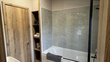 Douche, sĂšche-cheveux, serviettes fournies, savon