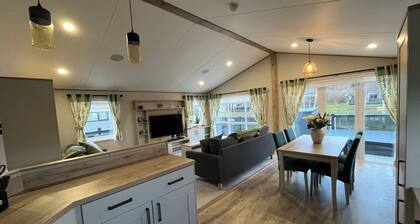 Woodhall Spa
Spacious 4 berth luxury lodge with hot tub and fishing peg.