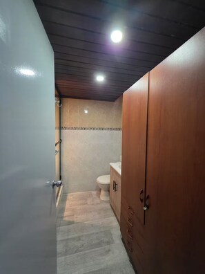 Shower, hair dryer - San Joaquin House 5BR in Laureles (Medellín)