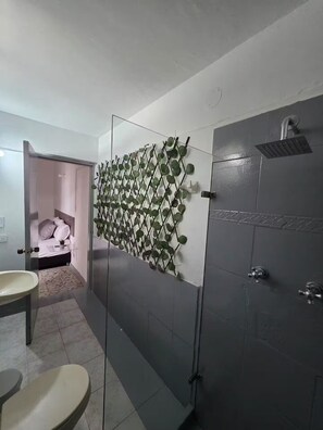 Shower, hair dryer - San Joaquin House 5BR in Laureles (Medellín)