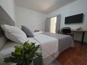 Room - San Joaquin House 5BR in Laureles (Medellín)