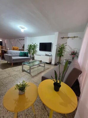 Living area - San Joaquin House 5BR in Laureles (Medellín)