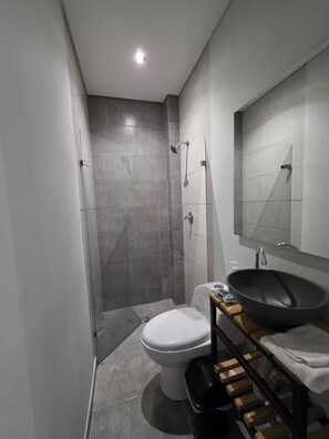 Shower, soap - Quijote House 9BR W/AC & Terrace in Laureles (Medellín)