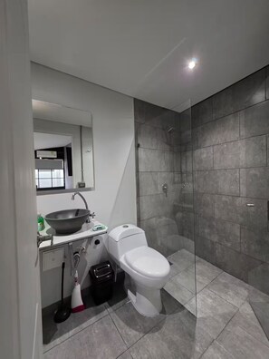 Shower, soap - Quijote House 9BR W/AC & Terrace in Laureles (Medellín)
