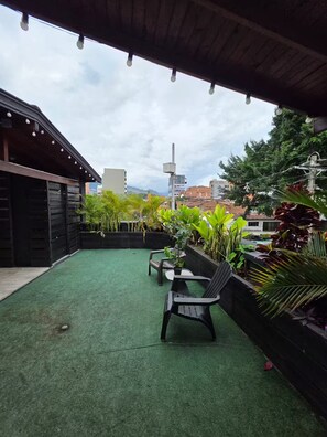 Terrace/patio - Quijote House 9BR W/AC & Terrace in Laureles (Medellín)