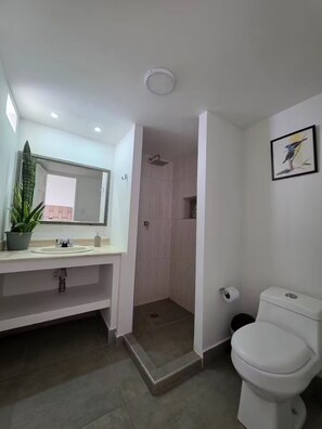 Shower - Fiorentina Big House 8BR in Laureles (Medellín)