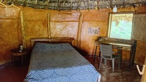 Ein Zimmer mit einem Bett, einem Schreibtisch und einem Stuhl.