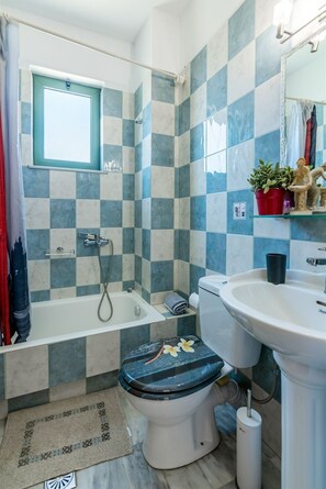 Secadora de cabello, toallas, jabón, papel de baño 