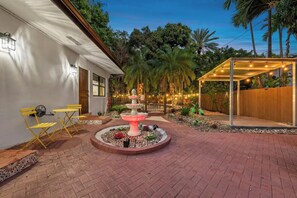 Outdoor dining - Casa Las Olas (Fort Lauderdale)