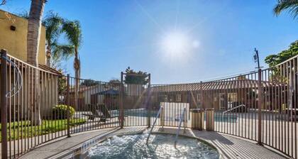 Cozy Condo with Pool + Hot Tub!