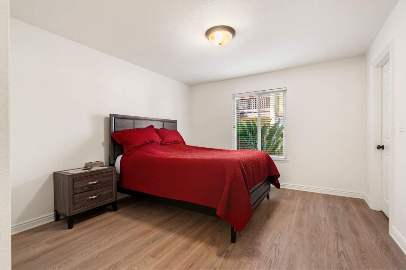 Desk, travel cot, WiFi, bed sheets
