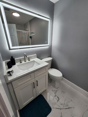 Bathroom - Welcoming 4-bedroom house with AC in charming La Center (La Center)